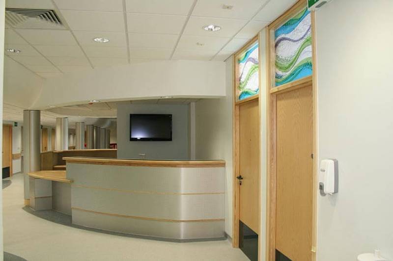 intérieur hôpital rénové avec adhésifs décoratifs proche de Nantes (  44000 )
